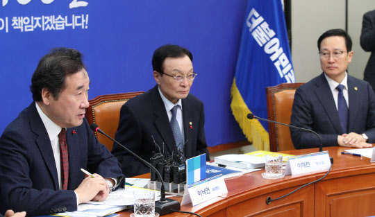 22일 국회에서 열린 새해 첫 고위 당정청 회의에서 이낙연 총리(왼쪽)가 발언하고 있다.  연합뉴스